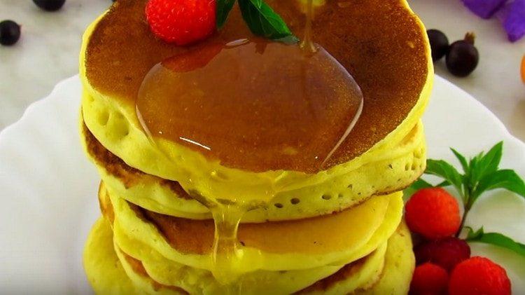 Ang mga pancake na ginawa gamit ang kefir ay maaaring ihain ng mga berry, pulot, matamis na sarsa.