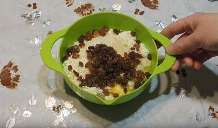 Hinahalo namin ang cottage cheese na may asukal, itlog. magdagdag ng mga pasas.