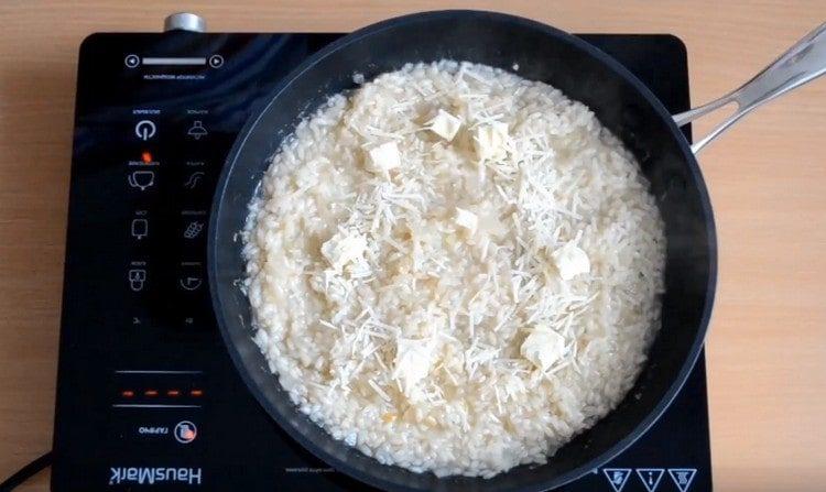 Sa isang halos handa na ulam, magdagdag ng mga hiwa ng mantikilya at iwisik ito ng gadgad na Parmesan.