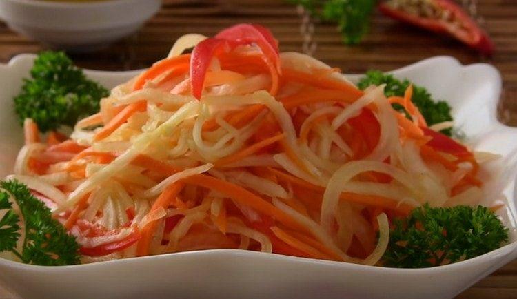 Ito ang pinaka masarap na salad ng daikon na maaari mong lutuin sa bahay!