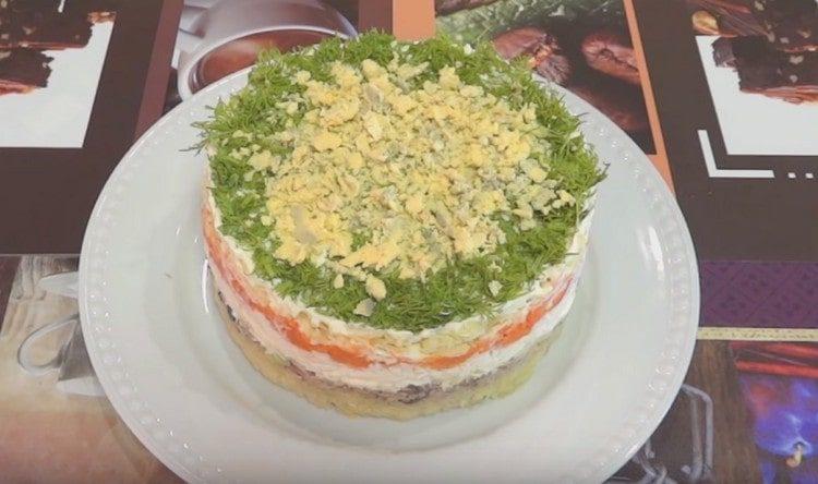 Ang salad ng Mimosa na may sarsa ay hindi lamang masarap, kundi pati na rin ang puso.