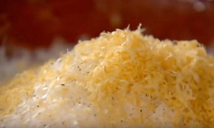 Kuskusin ang parmesan, zest.