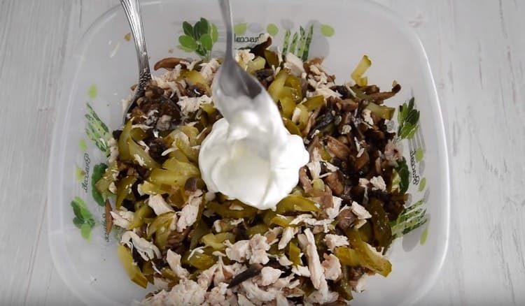 Pinapanatili namin ang salad na may yogurt, kulay-gatas o mayonesa.