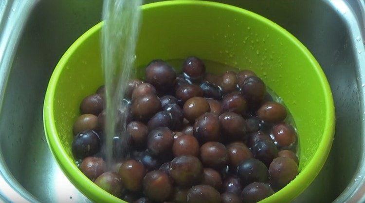 Mahusay na hugasan ng mga plum.