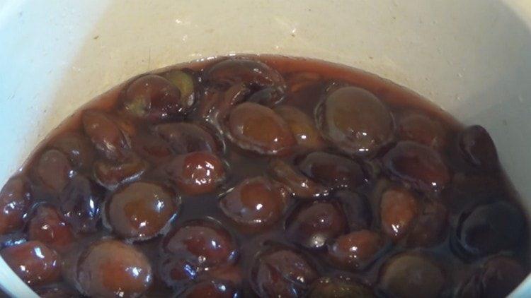 nag-iiwan kami ng mga plum sa asukal para sa gabi, hayaan nila ang juice.