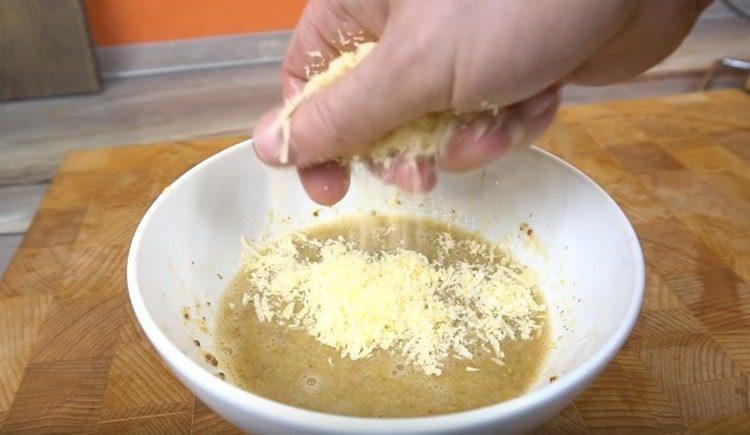 Magdagdag ng gadgad parmesan sa sarsa.