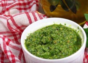 Isang napatunayan na recipe para sa paggawa ng sarsa ng pesto sa bahay.