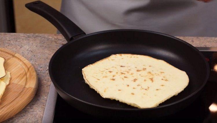 Fry ang mga cake sa isang dry pan.