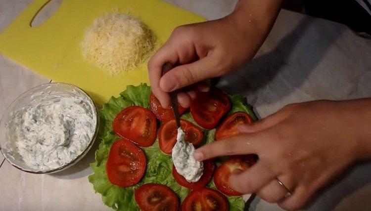 ikalat ang bawat bilog ng kamatis na may halo ng mayonesa-bawang.