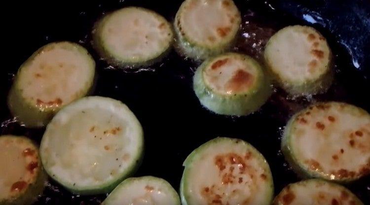 Sa magkabilang panig, magprito ng zucchini sa langis ng gulay