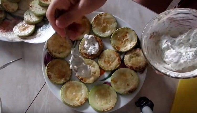 Ang grasa zucchini na may halo ng mayonesa-bawang.