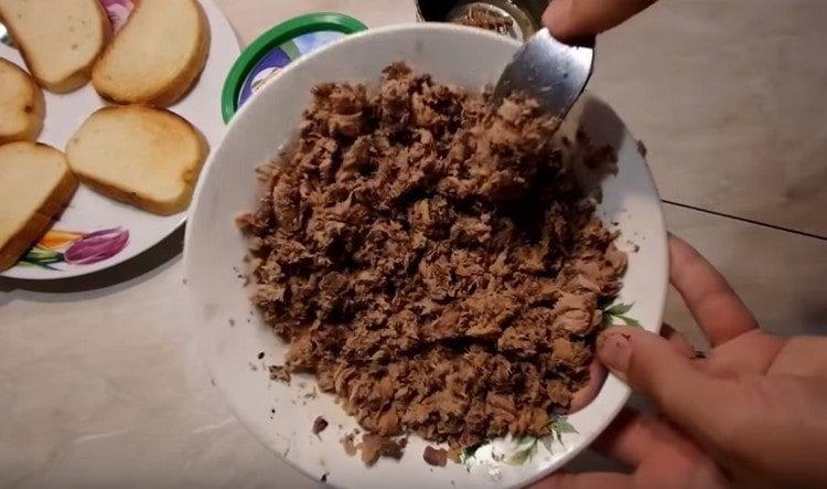 Knead ang de-latang tuna na may tinidor.