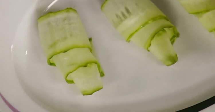 gupitin ang mga hiwa ng pipino sa manipis na hiwa