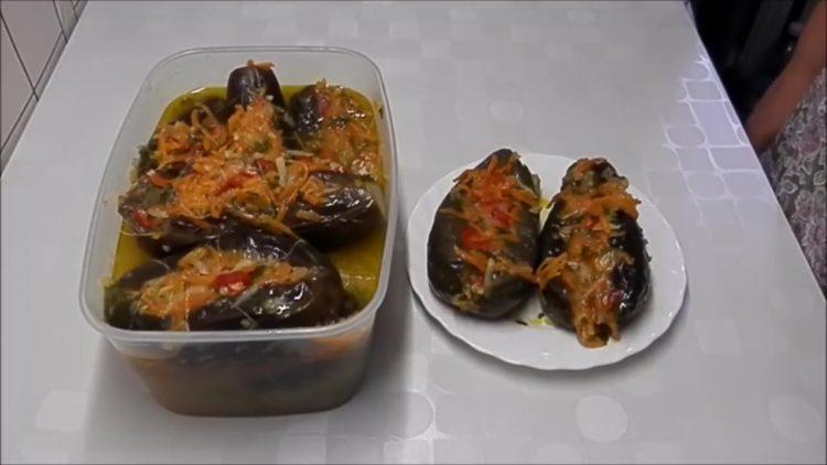 кисели патладжани, пълнени с моркови и чесън