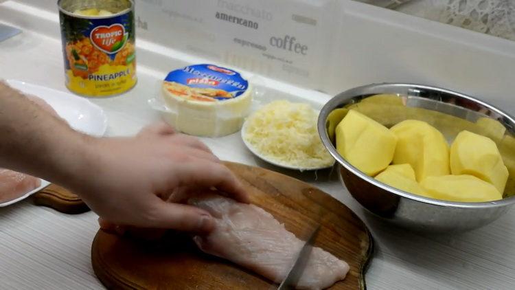 Paano magluto ng manok na may pinya sa oven sa ilalim ng keso