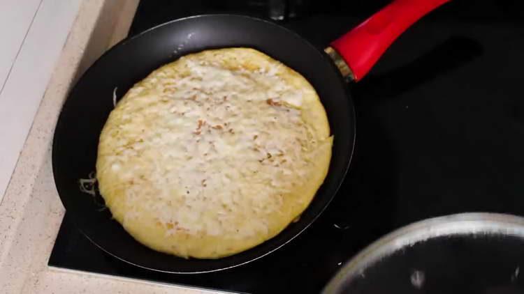 magprito ng pancake hanggang sa matunaw ang keso