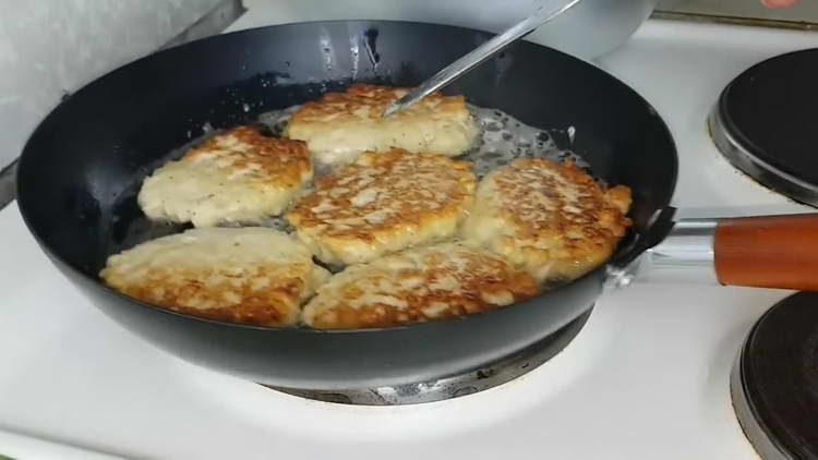 magprito ng mga cutlet sa magkabilang panig