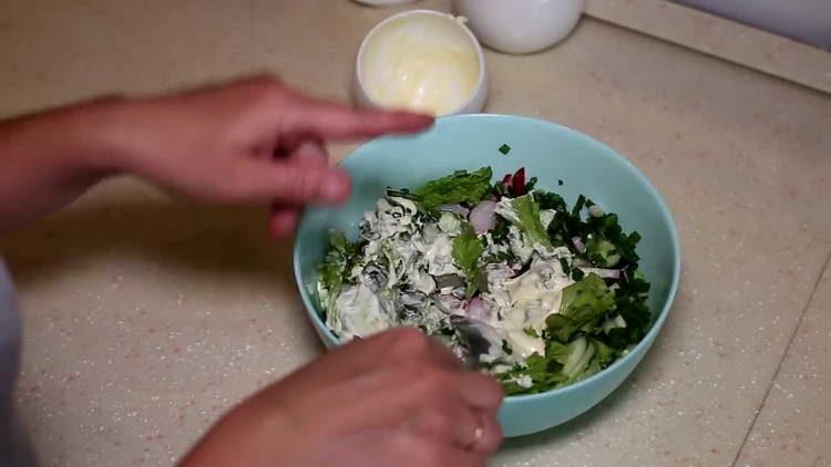 magdagdag ng mayonesa sa salad