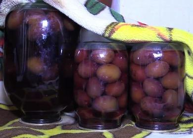 Mga de-latang plum sa syrup para sa taglamig