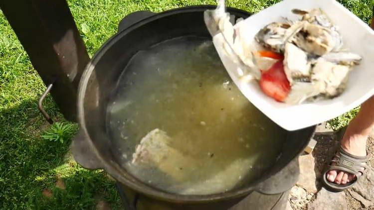 nakakakuha kami ng mga gulay at isda mula sa sopas ng isda