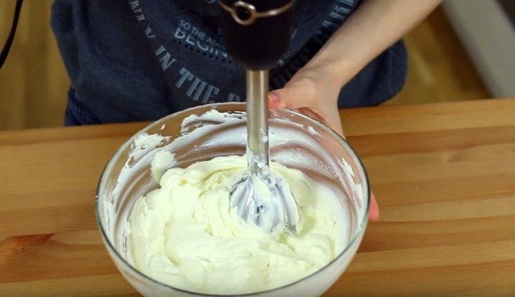 Ginagambala namin ang masa ng curd sa isang blender sa isang creamy consistency.