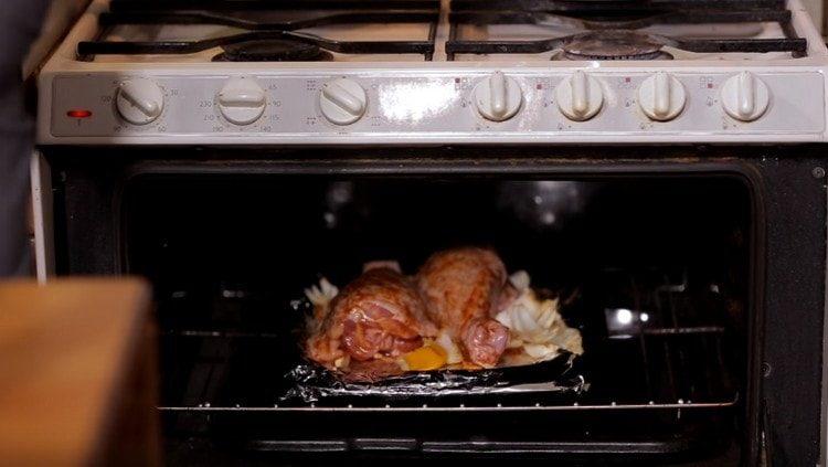 Naglalagay kami ng isang baking sheet na may mga manok sa oven.