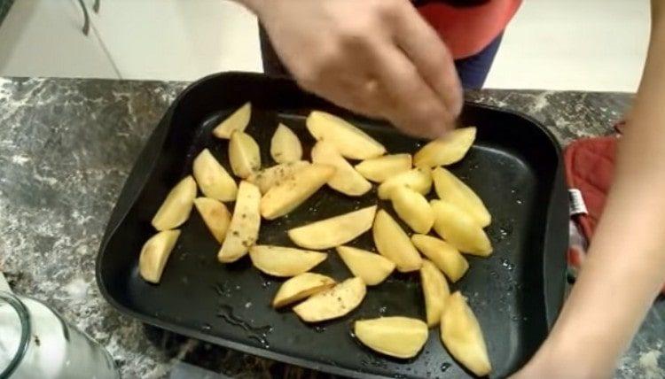 Halos natapos na ang patatas, asin at paminta sa panlasa.