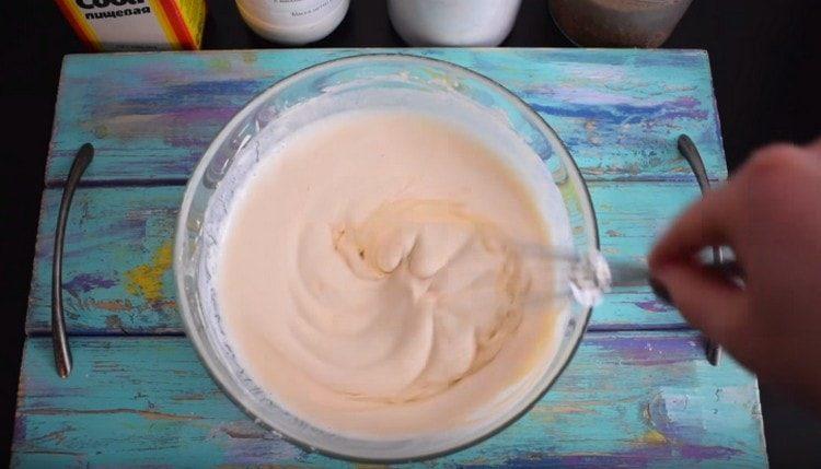 Magdagdag ng soda at langis ng gulay sa masa.