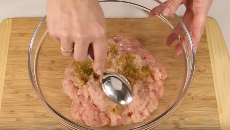 Minced meat, magdagdag ng pampalasa at ihalo