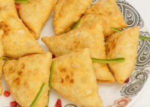 Samosas: Isang masarap na recipe para sa lutuing Indian.