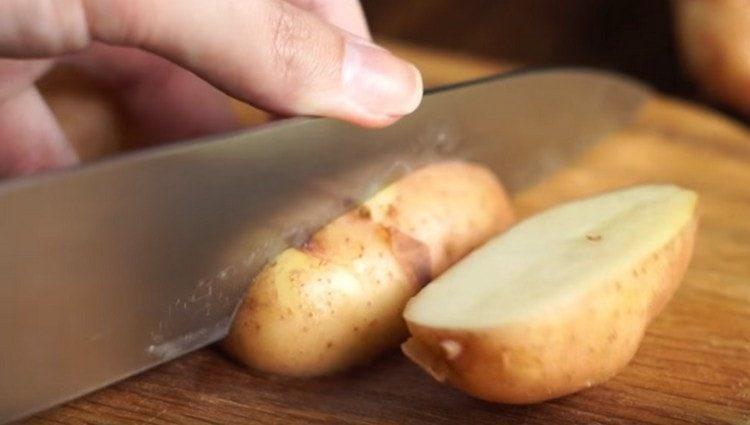 Hugasan ang aking mga patatas at gupitin ito sa mga tirahan.