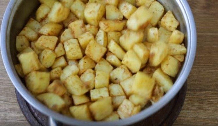 Gumalaw ng patatas upang ang mga pampalasa ay maipamahagi nang maayos.