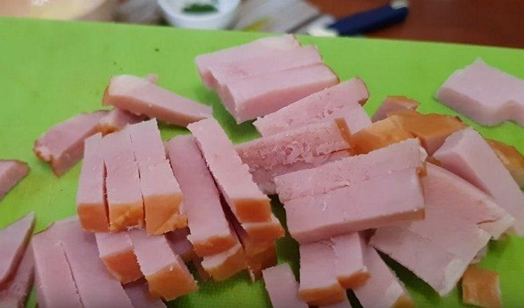 Gupitin ang ham sa mga piraso.