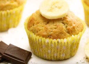 Naghahanda kami ng mga mabangong muffin na may saging ayon sa isang sunud-sunod na recipe na may isang larawan.