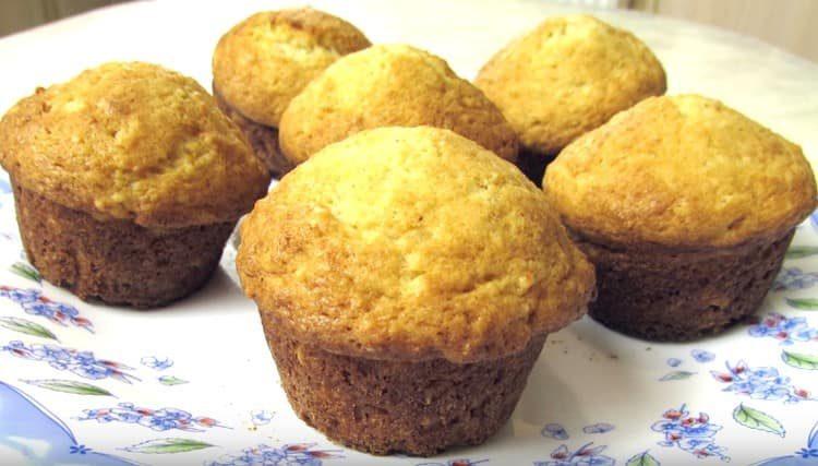 Λεπτά muffins με τυρί cottage είναι έτοιμα.