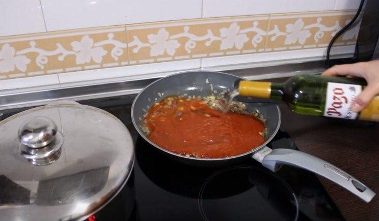 Magdagdag ng tomato paste at puting alak sa mga gulay.