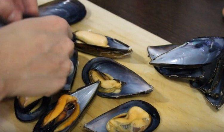 Binuksan namin ang mga dahon ng mussel.