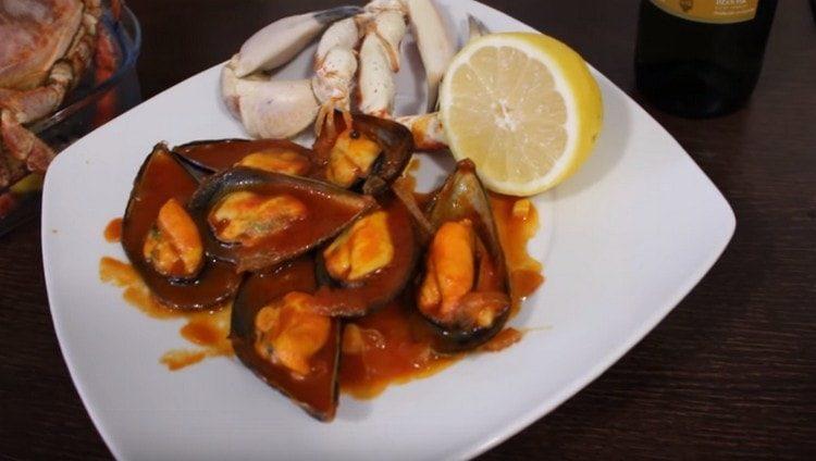 Ang mga mussel sa sarsa ng kamatis ay maaaring ihain na may lemon.