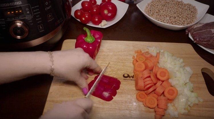 Ang mga dice na peeled peppers ay sweeted mula sa mga buto.