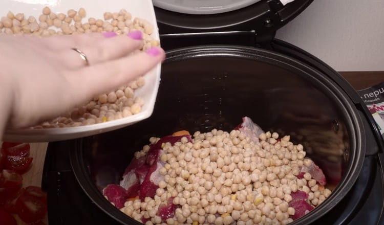 Hugasan namin ang mga chickpeas at inilalagay ito sa multicooker mangkok sa ibabaw ng karne.