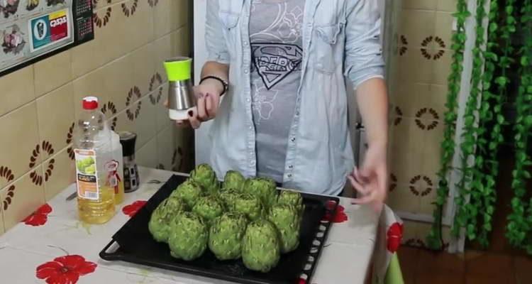 ilagay ang artichoke sa isang baking sheet