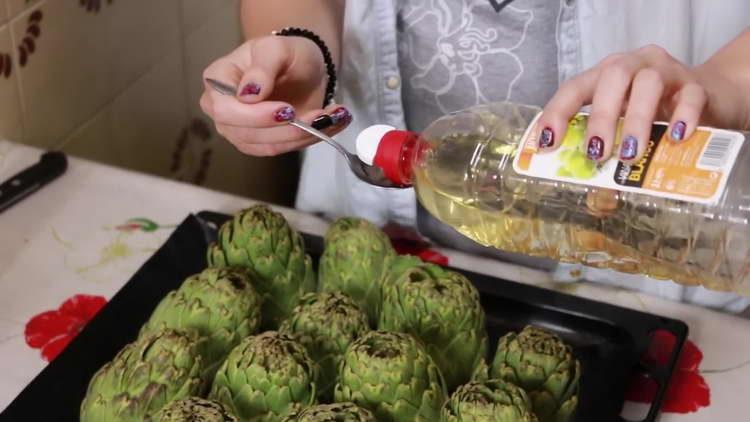 ibuhos ang artichoke na may suka ng alak