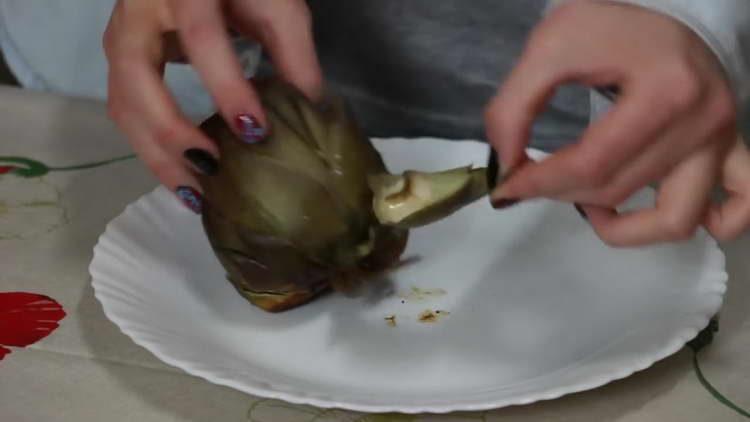 pilasin ang itaas na dahon ng artichoke