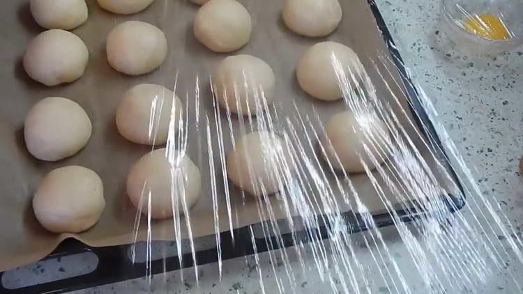 takpan ang baking sheet ng isang pelikula