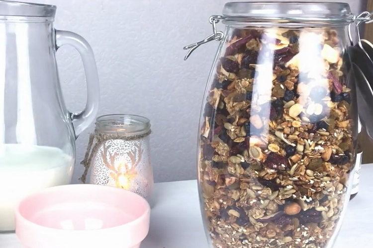 Gawang bahay na Granola Recipe Para sa Almusal