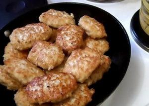 Ang mga cutlet ng manok na may otmil ay ayon sa isang hakbang-hakbang na recipe na may larawan