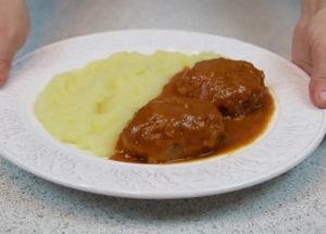 Ang mga cutlet na may gravy ayon sa isang simpleng hakbang-hakbang na recipe na may mga larawan