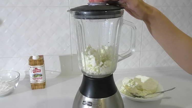 ilagay ang cottage cheese sa isang blender