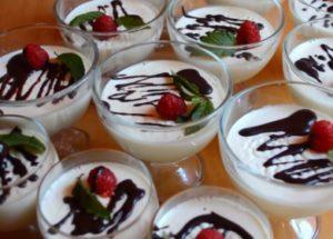 ihanda ang panacotta ayon sa isang simpleng recipe na may larawan