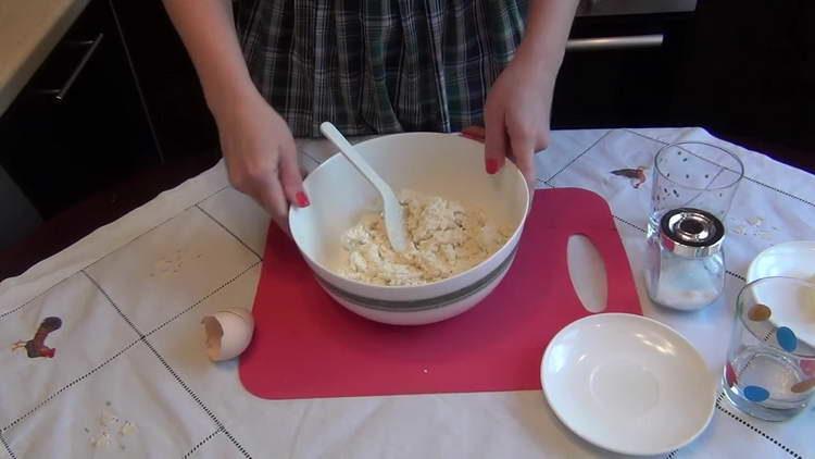 masahin ang curd dough hanggang sa makinis